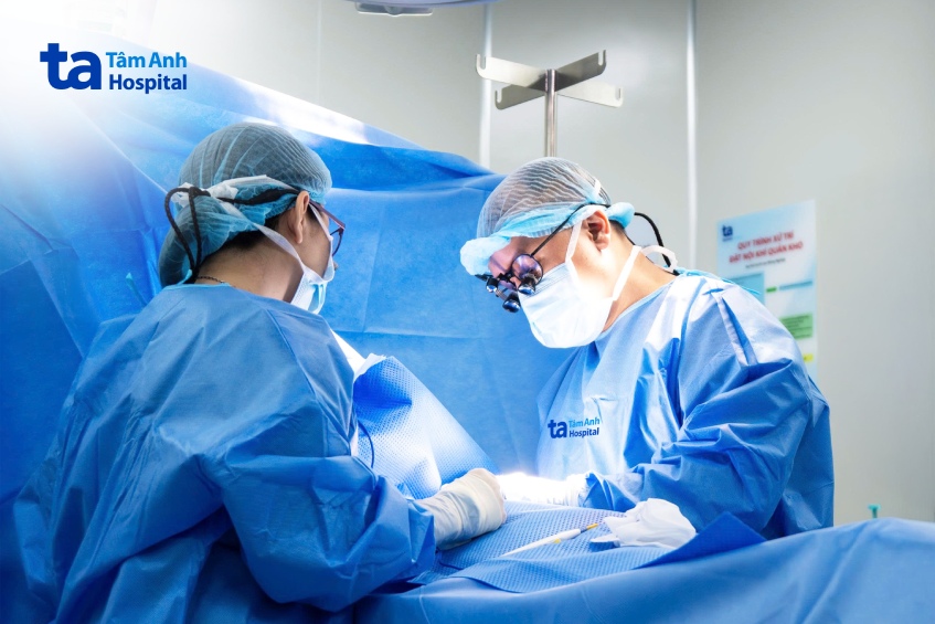 bác sĩ trọng (phải) phẫu thuật lấy kén bã cho bé