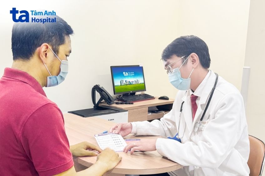 bác sĩ tư vấn cho bệnh nhân vàng da