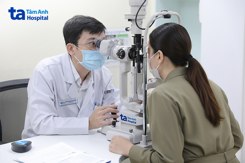 bác sĩ tùng quan sát cấu trúc mắt của chị Linh bằng đèn khe sinh hiển vi (Nhật Bản)