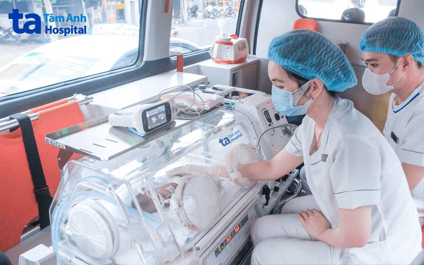 Xe cấp cứu Bệnh viện Đa khoa Tâm Anh với lồng ấp, máy thở hiện đại và ê kíp bác sĩ đón trẻ sinh cực non có bệnh lý về Bệnh viện đa khoa Tâm Anh điều trị