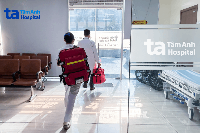 Lệnh cấp cứu ngoại viện vừa phát ra, cốc nước rót vội còn chưa kịp uống, BS.CKI Hồng Văn In, Phó khoa Cấp cứu, Hệ thống Bệnh viện Đa khoa Tâm Anh TP.HCM lập tức lên đường.