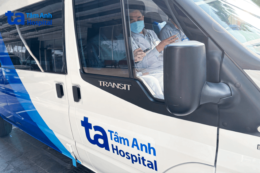 Ngay trên xe, bác sĩ liên tục theo dõi, cập nhật và trao đổi thông tin về tình trạng người bệnh nhằm chuẩn bị phương án tiếp nhận phù hợp