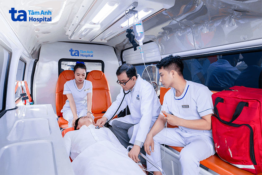 Ngay sau khi tiếp nhận, ê kíp giàu kinh nghiệm phối hợp đánh giá, xử trí ban đầu và theo dõi sát các chỉ số sinh tồn, nhằm đảm bảo người bệnh được duy trì ổn định trong suốt quá trình vận chuyển.