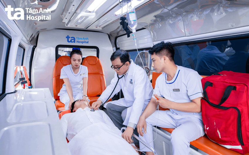 Ngay sau khi tiếp nhận, ê kíp giàu kinh nghiệm phối hợp đánh giá, xử trí ban đầu và theo dõi sát các chỉ số sinh tồn, nhằm đảm bảo người bệnh được duy trì ổn định trong suốt quá trình vận chuyển.