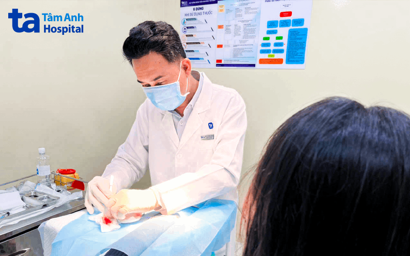 Bác sĩ Hồng Văn In sơ cấp cứu cho một trường hợp tai nạn được đưa tới Bệnh viện Đa khoa Tâm Anh (Cơ sở P.Tân Hưng, Q.7 cũ)