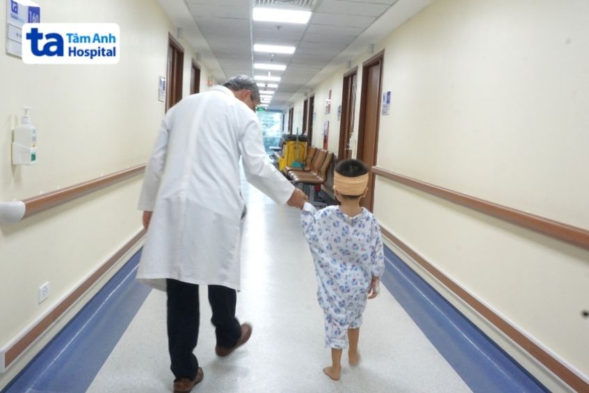 bé 5 tuổi mổ u não sâu bằng robot ai modus v tại tâm anh