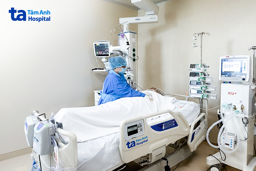 Bệnh nhân cao tuổi biến chứng cúm A đang được điều trị hồi sức tích cực tại ICU Bệnh viện Tâm Anh