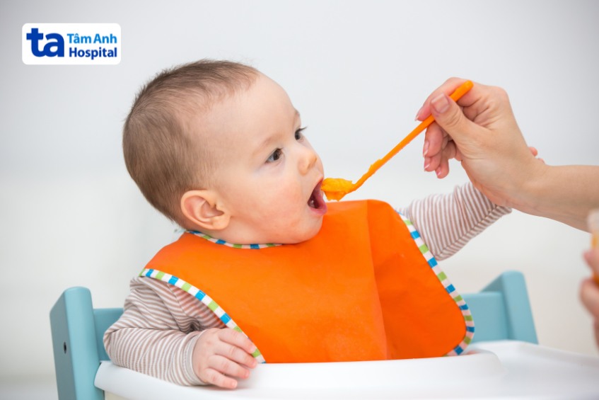 bố mẹ đang cho trẻ ăn dặm