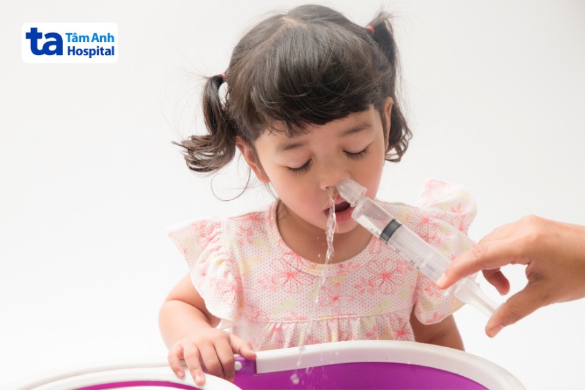 bố mẹ vệ sinh mũi cho trẻ