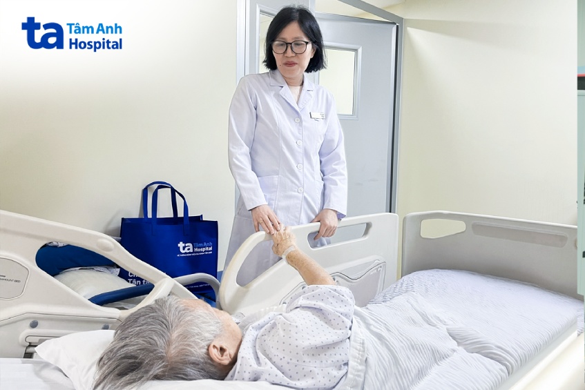 Bác sĩ Bình hỏi thăm sức khỏe bệnh nhân sau một tuần điều trị