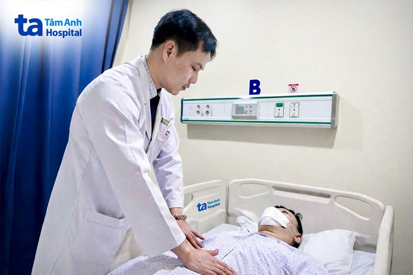BS Duy khám bụng cho bệnh nhân