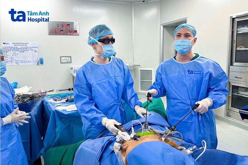 BS Duy phẫu thuật cho bệnh nhân