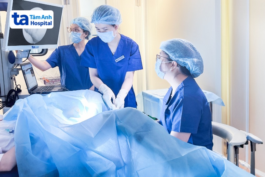 Bác sĩ Giang nội soi buồng tử cung cho chị Lyly