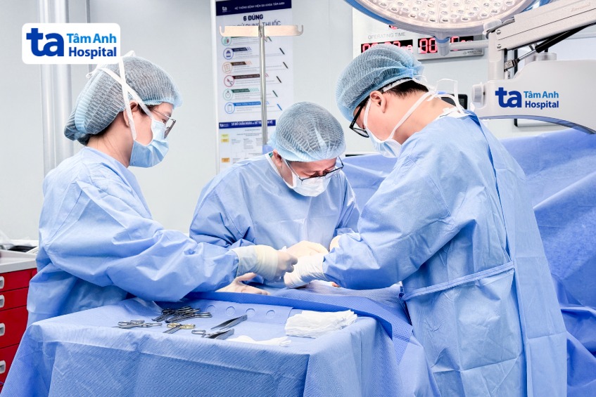 Bác sĩ Huy (giữa) phẫu thuật “2 trong 1” cho anh Toàn