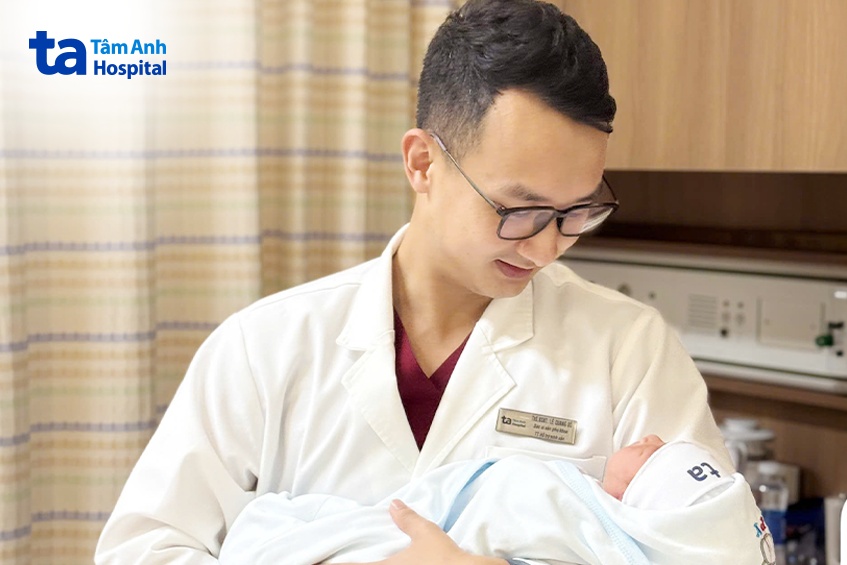 Bác sĩ Lê Quang Đô thăm mẹ con chị Hằng trước giờ xuất viện