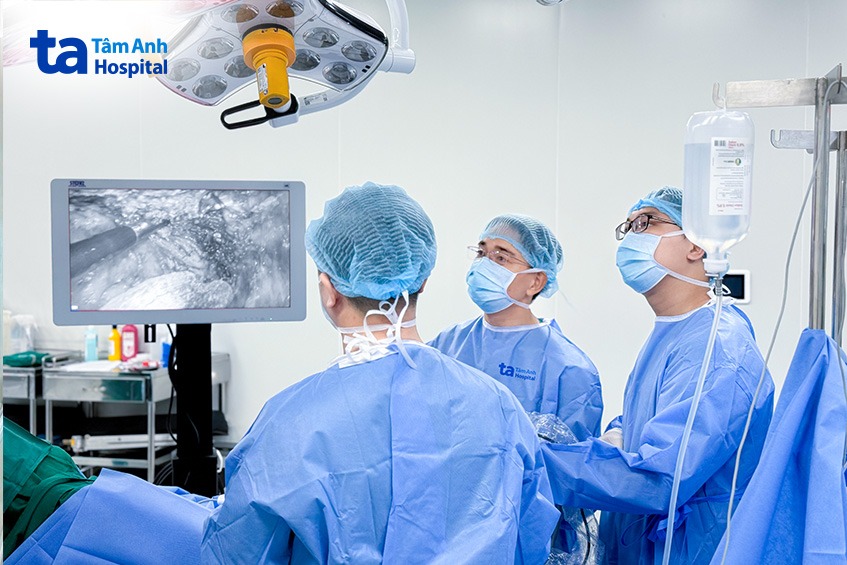 BS Thái thực hiện ca phẫu thuật