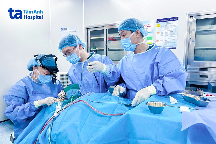 BS Thủy chỉnh hình họng cho anh Nam