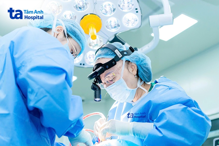 BS Thủy mổ cho anh Nam