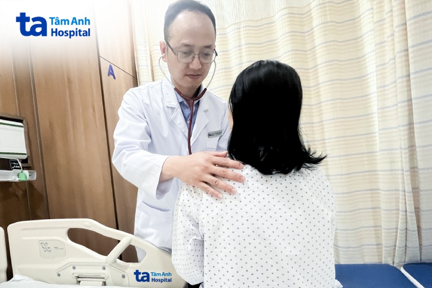 Bác sĩ Tuấn khám cho bệnh nhân trước lúc xuất viện