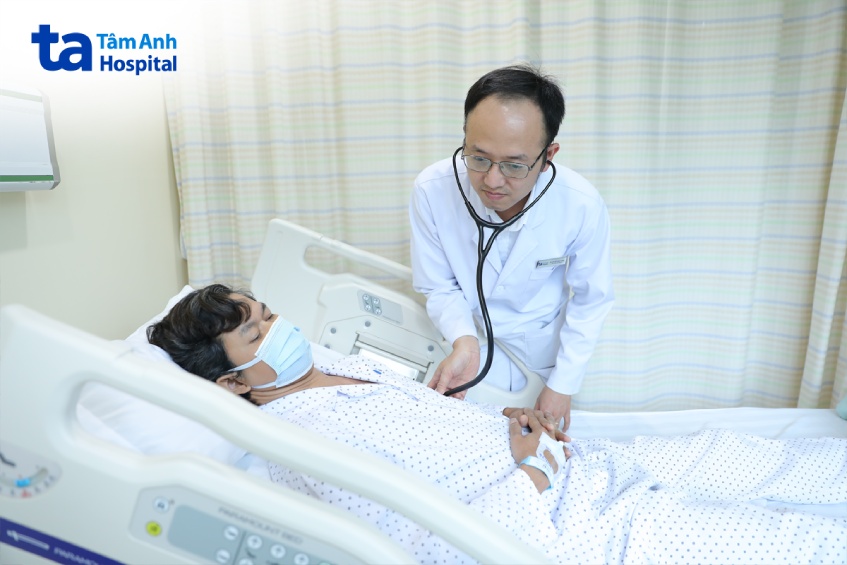 Bác sĩ Tuấn kiểm tra sức khỏe bệnh nhân trước lúc xuất viện