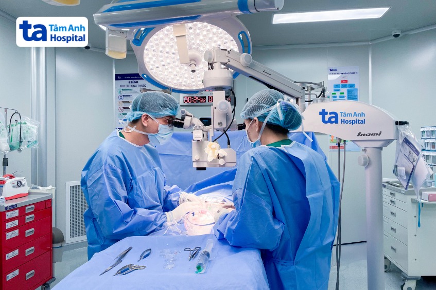 Bác sĩ Vinh phẫu thuật micro-TESE tìm tinh trùng cho anh Hóa