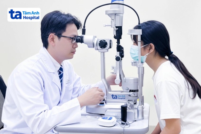 BS.CKI Nguyễn Đức Huy đang kiểm tra tình trạng mắt