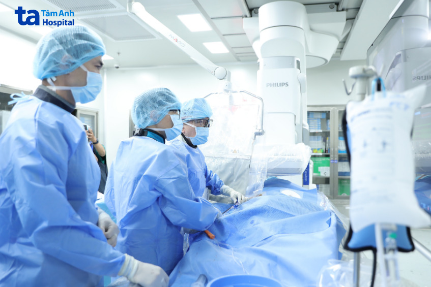 các bác sĩ Trung tâm Tim mạch Can thiệp, BVĐK Tâm Anh TP.HCM, thực hiện cấy máy tạo nhịp không dây thế hệ mới cho bệnh nhân