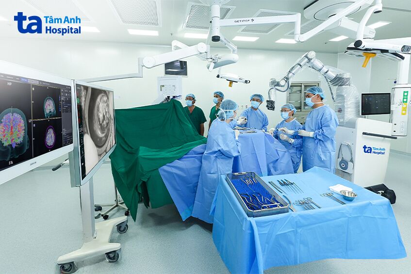 các bác sĩ đang ứng dụng Robot AI Modus V Synaptive để phẫu thuật