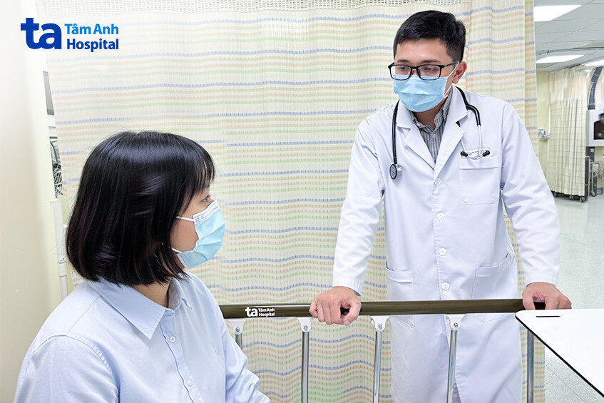 chị hiền được theo dõi ở khoa Cấp cứu trước khi nhập viện điều trị nội trú