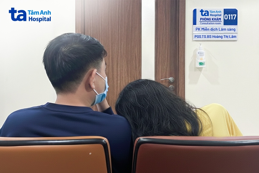 chồng chị tú luôn đồng hành cùng vợ mỗi lần đi tái khám