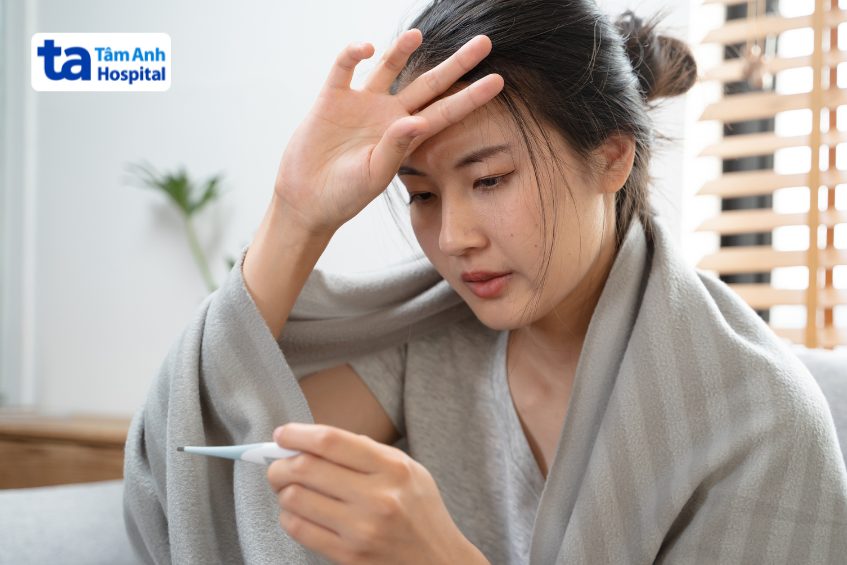 cô gái đo thân nhiệt