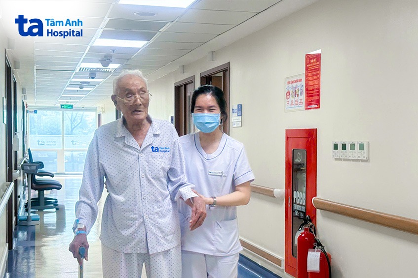 cụ ông tập đi sau ca mổ