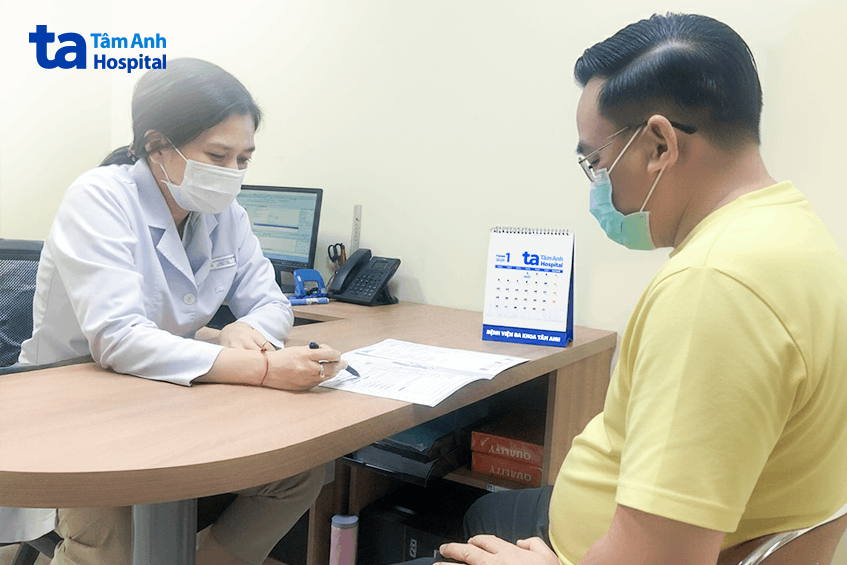 ThS.BSCKII Trần Nguyễn Quỳnh Trâm phân tích các chỉ số mỡ, cơ của ông Văn. Ảnh: Bệnh viện Đa khoa Tâm Anh