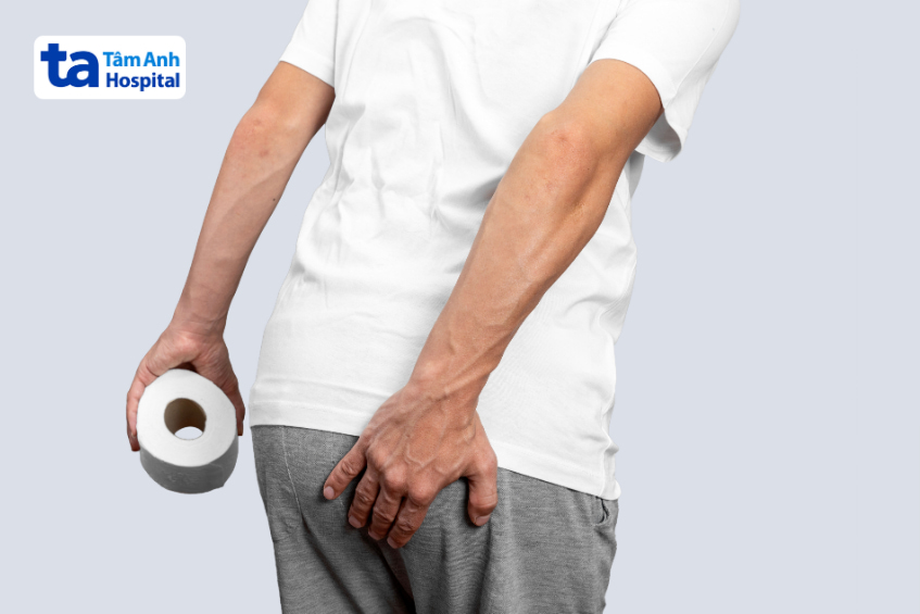 Người đàn ông bị tiêu chảy ôm bụng khó chịu, cầm giấy vệ sinh do rối loạn tiêu hóa