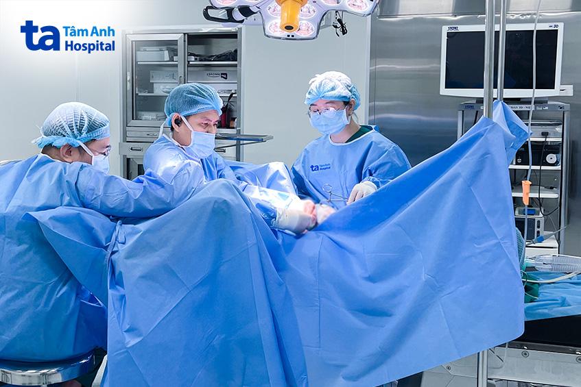 đội ngũ bác sĩ phẫu thuật