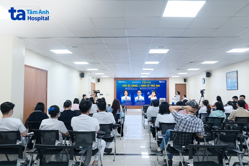 đông đảo cán bộ, nhân viên y tế tham dự buổi sinh hoạt khoa học