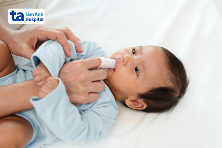 dùng gạc vệ sinh cho trẻ