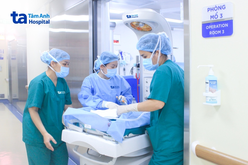 êkíp chuyển bé về nicu sau khi hồi sức ngay tại phòng mổ