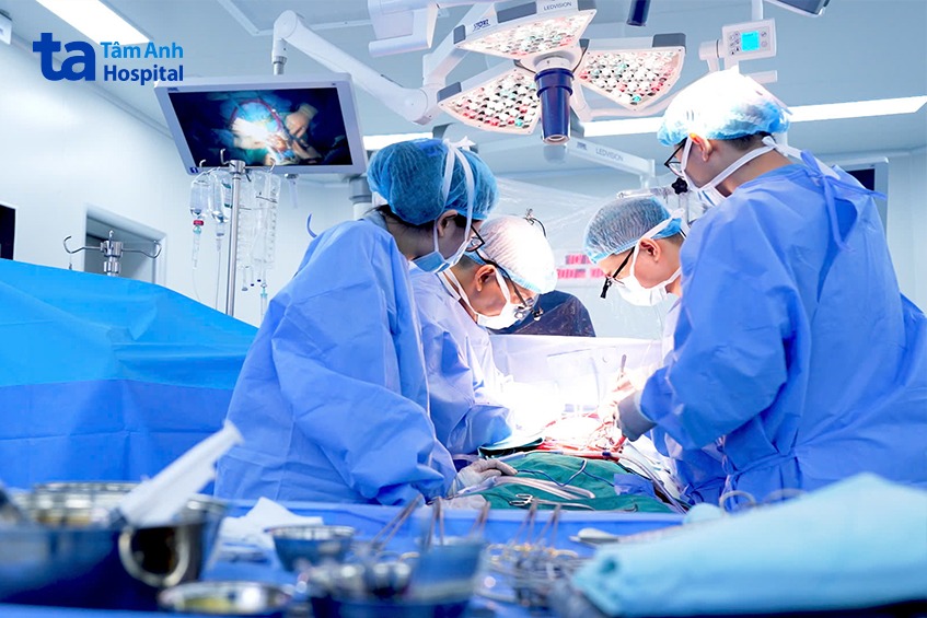 Êkíp phẫu thuật chuyển vị các tĩnh mạch phổi, nhằm tái lập dòng hồi lưu sinh lý cho người bệnh