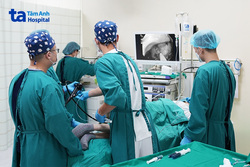 ekip thực hiện nội soi đại tràng