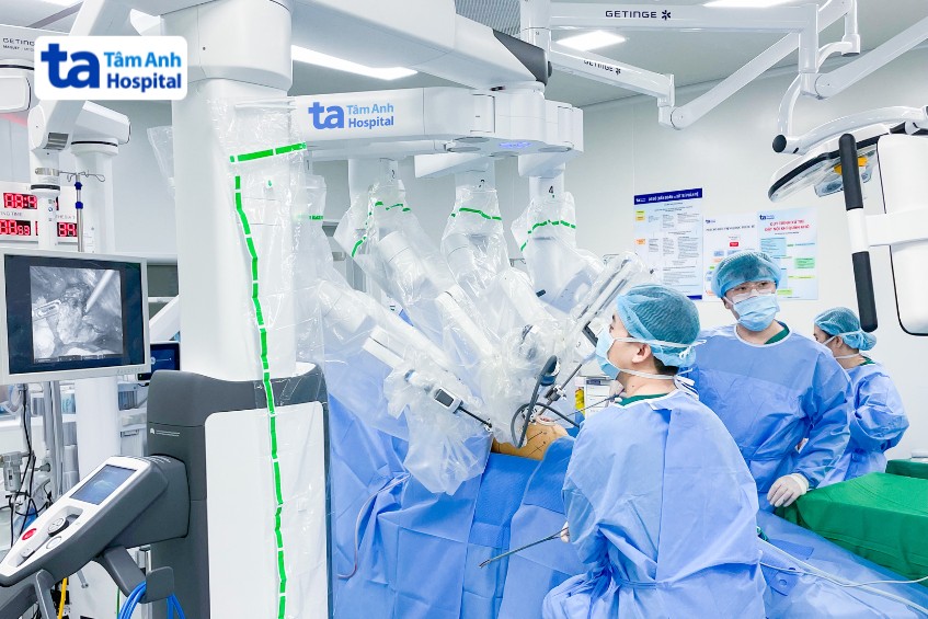 Êkíp phẫu thuật của Trung tâm Ngoại Lồng ngực - Mạch máu, BVĐK Tâm Anh TP.HCM đang thực hiện cắt u phổi cho bệnh nhân bằng robot Da Vinci Xi