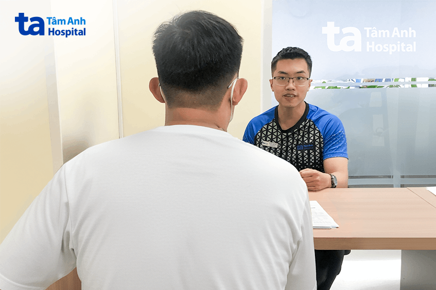 Chuyên viên y học vận động hướng dẫn cách tập luyện phù hợp cho anh Thái. Ảnh: Bệnh viện Đa khoa Tâm Anh