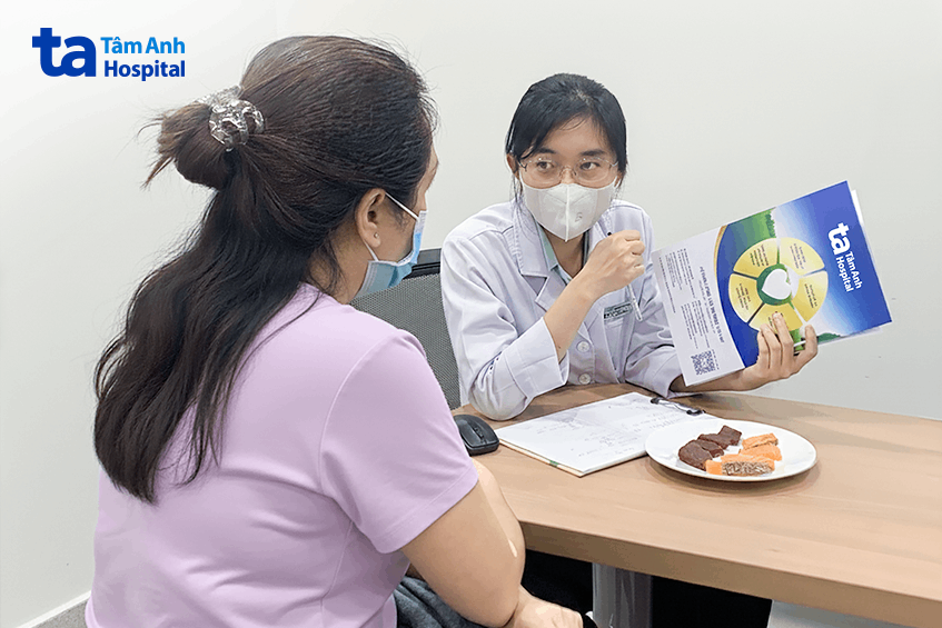 Chị Lý được bác sĩ dinh dưỡng tư vấn kỹ về chế độ ăn khoa học hỗ trợ giảm cân. Ảnh: Bệnh viện Đa khoa Tâm Anh