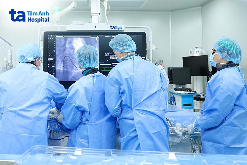 Giáo sư Võ Thành Nhân (ngoài cùng bên trái) cùng êkíp đặt máy tạo nhịp cho bệnh nhân