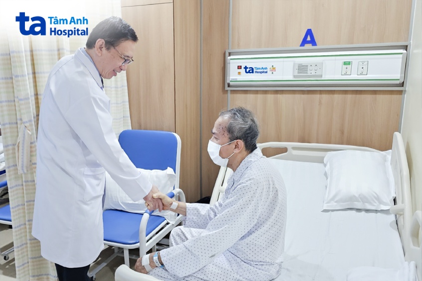 Giáo sư Nhân hỏi thăm sức khỏe bệnh nhân trước lúc xuất viện