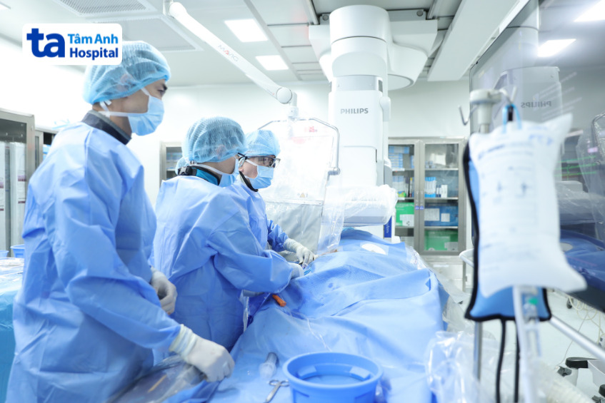 giáo sư Võ Thành Nhân cùng ê kíp đang đặt máy tạo nhịp không dây thế hệ mới cho bệnh nhân