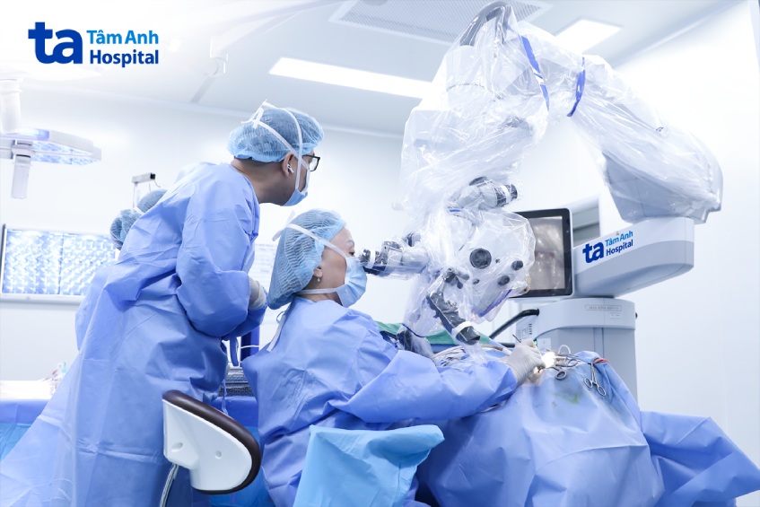 GS Thủy phẫu thuật cho chị Thu