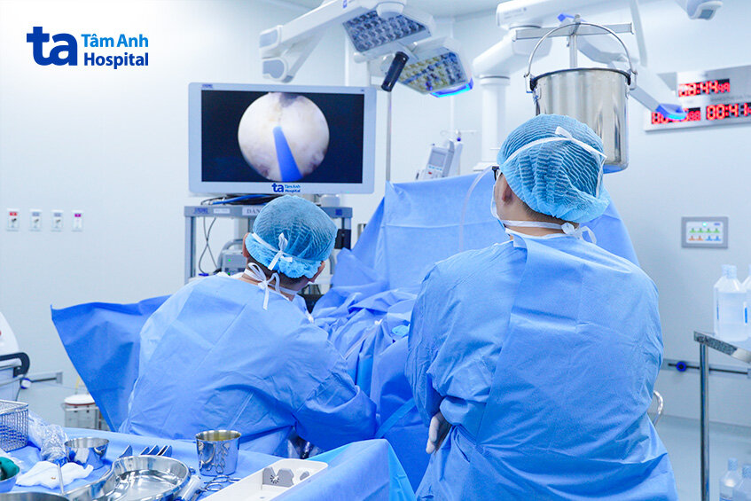 hình ảnh bác sĩ đang phẫu thuật