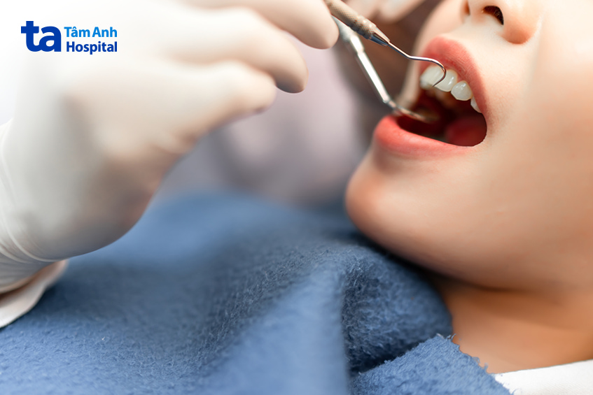 Bệnh nhân được kiểm tra răng miệng trước khi thực hiện trồng răng implant tại cơ sở nha khoa