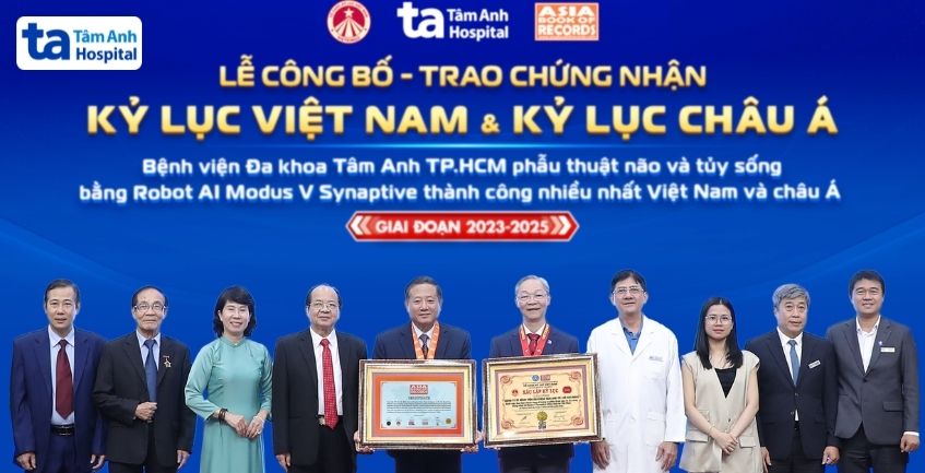 Bệnh viện Tâm Anh xác lập kỷ lục châu Á về phẫu thuật u não, cấp cứu đột quỵ bằng Robot AI